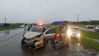 Durante temporal, veículos colidem, "rodam" na pista e dois ficam feridos Durante temporal, veículos colidem, "rodam" na pista e dois ficam feridos