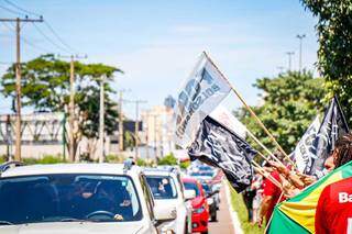 Manifestantes estavam nos carros e no canteiro da Avenida Afonso Pena (Foto: Henrique Kawaminami)