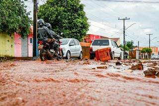 Enchurrada com lama de vias sem asfalto empacam em ruas já pavimentadas (Foto: Henrique Kawaminami)