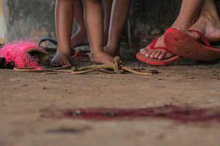 Corda usada para amarrar o vizinho e o sangue que ficou pelo local após as agressões (Foto: Marcos Maluf)