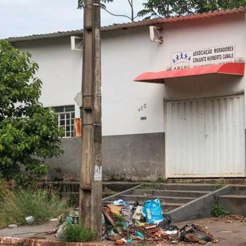 &#039;Virou um lix&atilde;o&#039;: moradores reclamam que associa&ccedil;&atilde;o de bairro est&aacute; abandonada