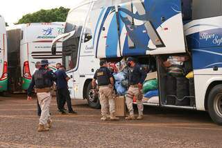 Policiais rodoviários federais durante abordagem em Mato Grosso do Sul (Foto: Paulo Francis)