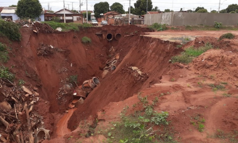 Por causa da chuva, obras s&atilde;o paralisadas e cratera aumenta no interior de MS