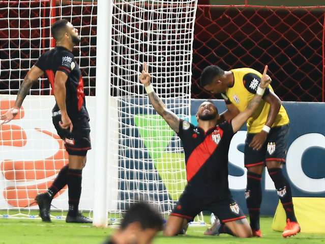 Com gol de goleiro, Atl&eacute;tico Goianiense bate Fortaleza e se distancia da degola