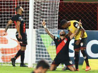 Com gol de goleiro, Atl&eacute;tico Goianiense bate Fortaleza e se distancia da degola