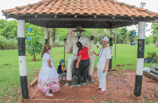 Grupo pinta o monumento do Preto Velho (Foto: Marcos Maluf) 