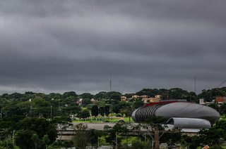 Amanhecer com céu carregado visto da região da Avenida Afonso Pena (Foto: Marcos Maluf) 