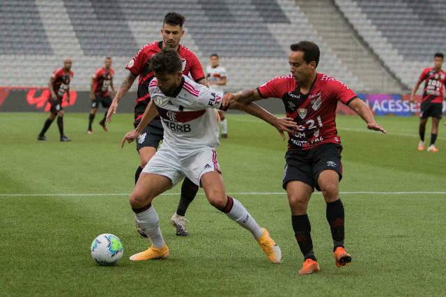 Flamengo perde para o Athletico-PR e fica mais longe da lideran&ccedil;a do Brasileir&atilde;o