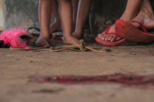 Ao tentar bater na esposa, vizinhos d&atilde;o &quot;basta&quot; &agrave; viol&ecirc;ncia e amarram agressor