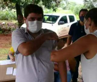 O prefeito Valdir do Couto no momento da vacinação na aldeia Brejão. (Foto: Reprodução de notícia de fato ao MPMS)