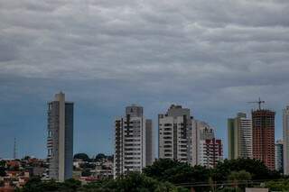 Tempo nublado da manhã desta segunda-feira no Jardim dos Estados, em Campo Grande. (Foto: Henrique Kawaminami)