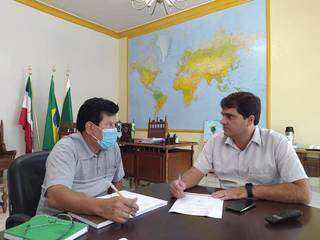 O secretário Toninho da Farmácia, de máscara, em reunião com o prefeito de Nioaque, Valdir do Couto Junior. (Foto: Divulgação)