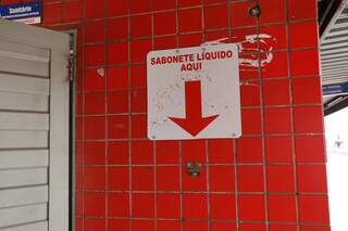 Placa sinaliza sabonete líqudo em terminal, mas sem produto disponível na parede. (Foto: Paulo Francis)