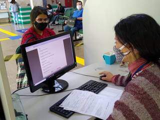 Moradora sendo atendida na sede da Funtrab. (Foto: Divulgação) 