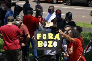 &quot;Dez carros contra mim&quot;, ironiza Bolsonaro ao falar de protesto em MS