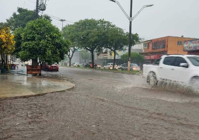 Com 63 mm na madrugada, Dourados fica perto de quebrar recorde de chuva