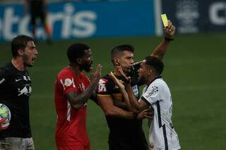 Everaldo jogador do Corinthians recebe cartão amarelo do árbitro durante partida contra o Bragantino no estádio Arena Corinthians pelo campeonato Brasileiro A 2020. (Foto: Estadão Conteúdo)