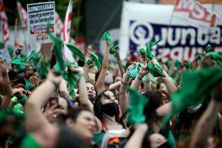 Imagem de manifestação no dia em que a Câmara da Argentina aprovou legalização do aborto (Foto: REUTERS/Agustin Marcarian)