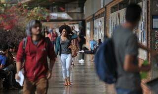 Movimentação de estudantes em universidade (Foto: Agência Brasil)