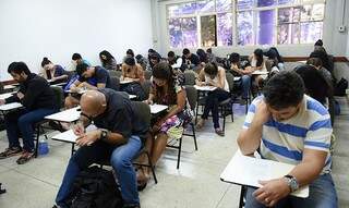 Jovens e adultos em sala de aula durante prova do Encceja antes da pandemia (Foto: MEC)