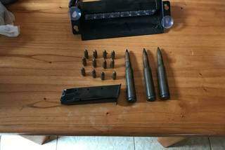 Carregador de pistola e munições 9 mm e calibre 50 encontrados na casa do policial (Foto: ABC Color)