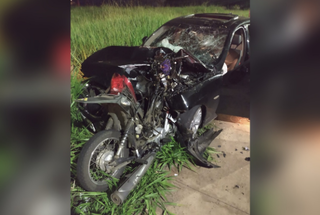 A moto Honda Biz, que a vítima conduzia, ficou presa em meio a lataria da BMW (Foto: Direto das Ruas) 