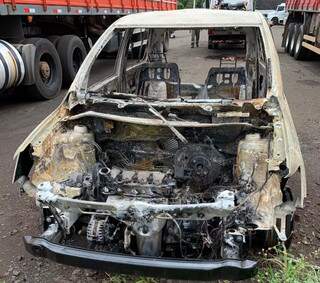 Veículo foi encontrado queimado dois dias após o roubo (Foto: Polícia Civil)