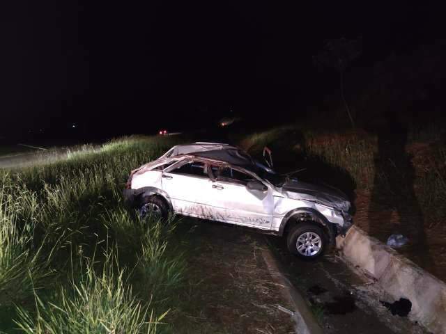 Ap&oacute;s perder controle, ve&iacute;culo capota e motorista fica gravemente ferido