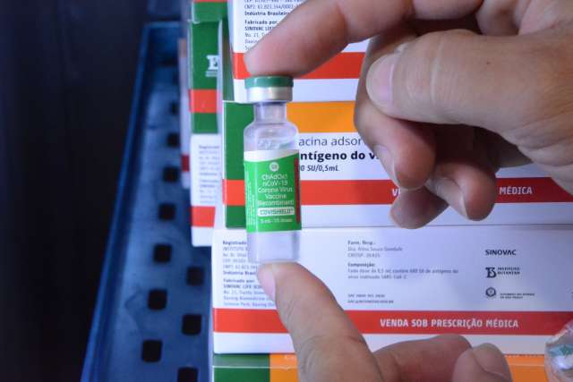 Com mais 2,3 mil doses, Dourados vacina profissionais de hospital e em distrito 