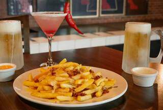 Na hora do happy hour, petiscos apetitosos e aquela caneca trincando para matar a sede de gelada (Foto: Henrique Kawaminami)