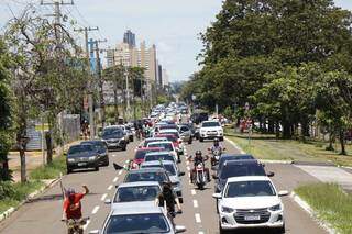 &quot;Dez carros contra mim&quot;, ironiza Bolsonaro ao falar de protesto em MS