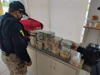Passageiro de &ocirc;nibus &eacute; preso com duas malas &quot;recheadas&quot; de d&oacute;lares e reais