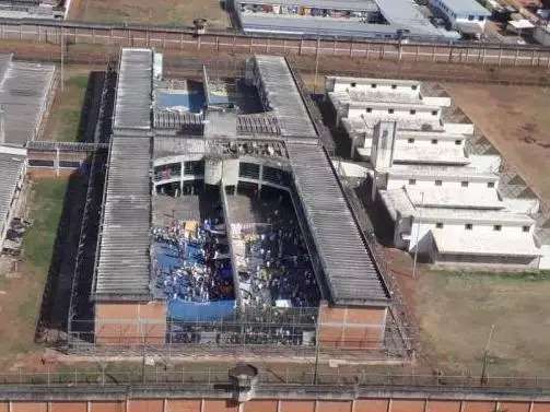 Quatro presos fogem pulando muralha da M&aacute;xima