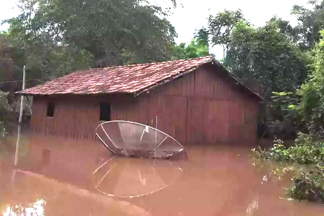 Fam&iacute;lias s&atilde;o obrigadas a deixar casas ap&oacute;s n&iacute;vel do Rio Miranda subir 5 metros