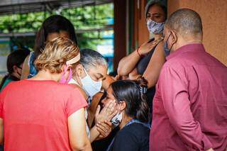 Uma das filhas de Carla sendo consolada em velório. (Foto: Henrique Kawaminami)