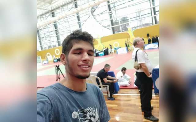 M&atilde;e diz que teve de pagar para ter corpo do filho assassinado de volta