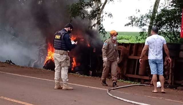 Caminh&atilde;o com su&iacute;nos pega fogo e bombeiro &eacute; atropelado ao sinalizar acidente