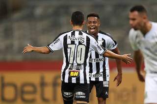 Com dois gols de Savarino, Atl&eacute;tico-MG vence o Santos no Mineir&atilde;o 