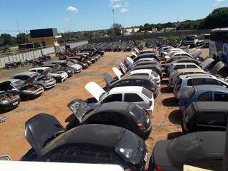Pátio do Detran, com veículos que vão à venda a partir de amanhã. (Foto: Divulgação)