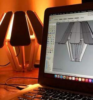 Por meio de softwares de desenho e modelagem 3D, até luminária já foi idealizada e fabricada (Foto: Arquivo Pessoal)