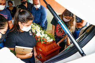 Carla Jaqueline Miranda, 40 anos, foi velada e sepultada no Cemitério Nacional Parque. (Foto: Henrique Kawaminami)