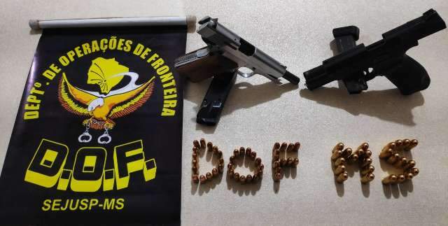 Muni&ccedil;&otilde;es e pistolas avaliadas em R$ 45 mil s&atilde;o encontradas em teto de carro 