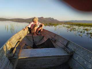 Julia em seu barco no Pantanal. (Foto: Dra Rosa/Comitiva Esperança)