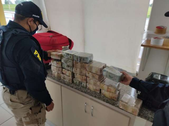 Passageiro de &ocirc;nibus &eacute; preso com duas malas &quot;recheadas&quot; de d&oacute;lares e reais