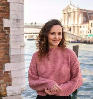 Além de mostrar a cultura de Veneza, ela também conta aos italianos as curiosidades de MS (Foto: Ana Laura Carciofi)