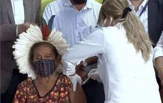 Domingas, aos 92 anos, foi a primeira indígena vacinada em Mato Grosso do Sul, em 18 de janeiro. (Foto: Reprodução Apib)