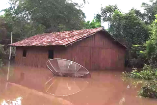 14 famílias precisaram deixar suas casas após cheia em Rio Miranda (Foto: Divulgação)