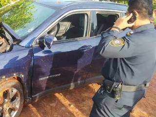 Policial observa carro conduzido por investigador, executado no dia 13 em Pedro Juan (Foto: Arquivo)