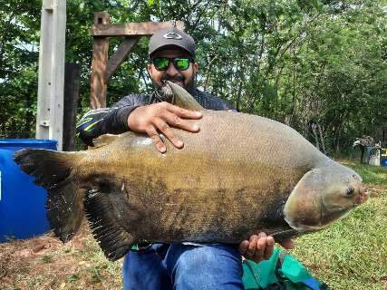 Competidor de MS fisga peixe de quase 30 kg em torneio paulista