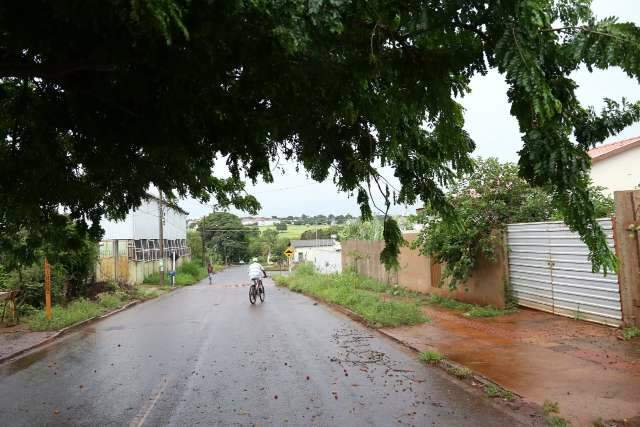 Moradores dizem ter medo de sair de casa ap&oacute;s homem atacar pai com beb&ecirc;